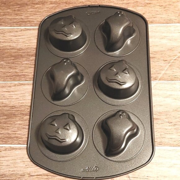 Wilton Halloween ghosts and pumpkins muffin mini cakes bakeware - Picture 1 of 7